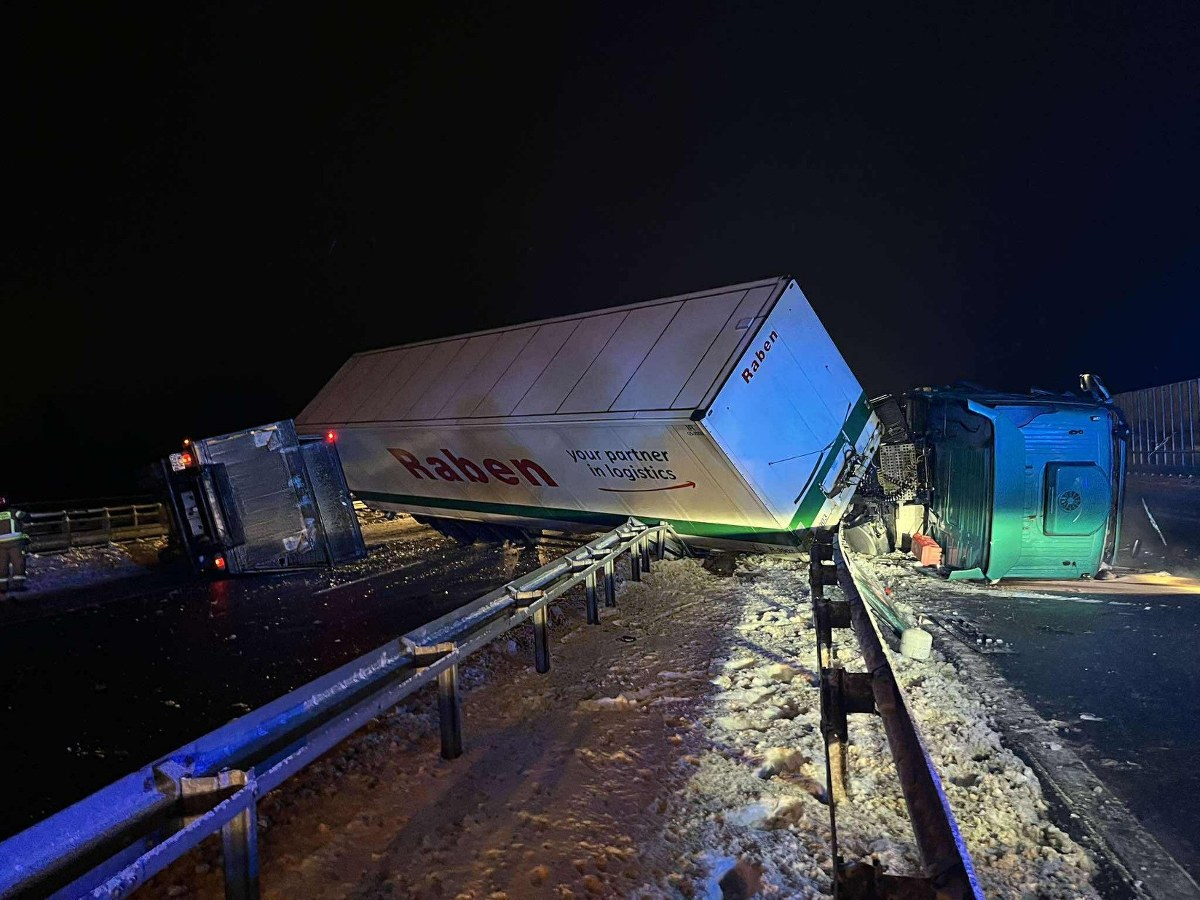 Nocny wypadek na S7. Dwie ciężarówki zablokowały drogę