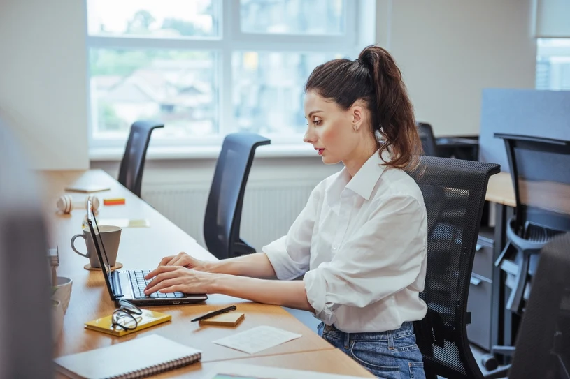 Trzymają się etatu kurczowo jak nigdy. Ten trend dotarł już do Polski