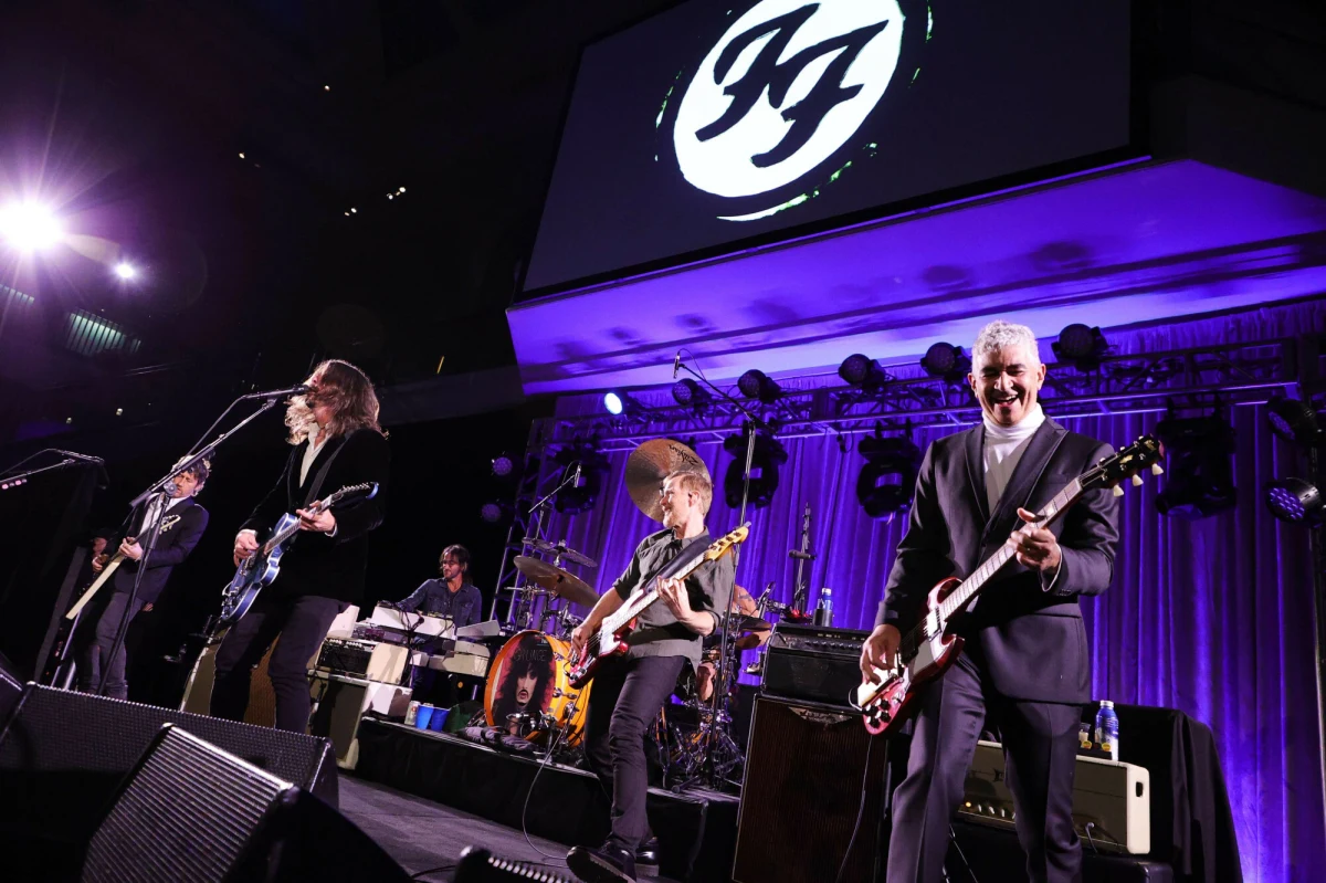 Zespół Foo Fighters przekazał informację o wypadku swojego gitarzysty. Pat Smear doznał kontuzji stopy podczas prac w ogrodzie. „Oznacza to, że niestety opuści kilka koncertów, dopóki liczne złamania się nie zrosną” – czytamy we wpisie grupy. 