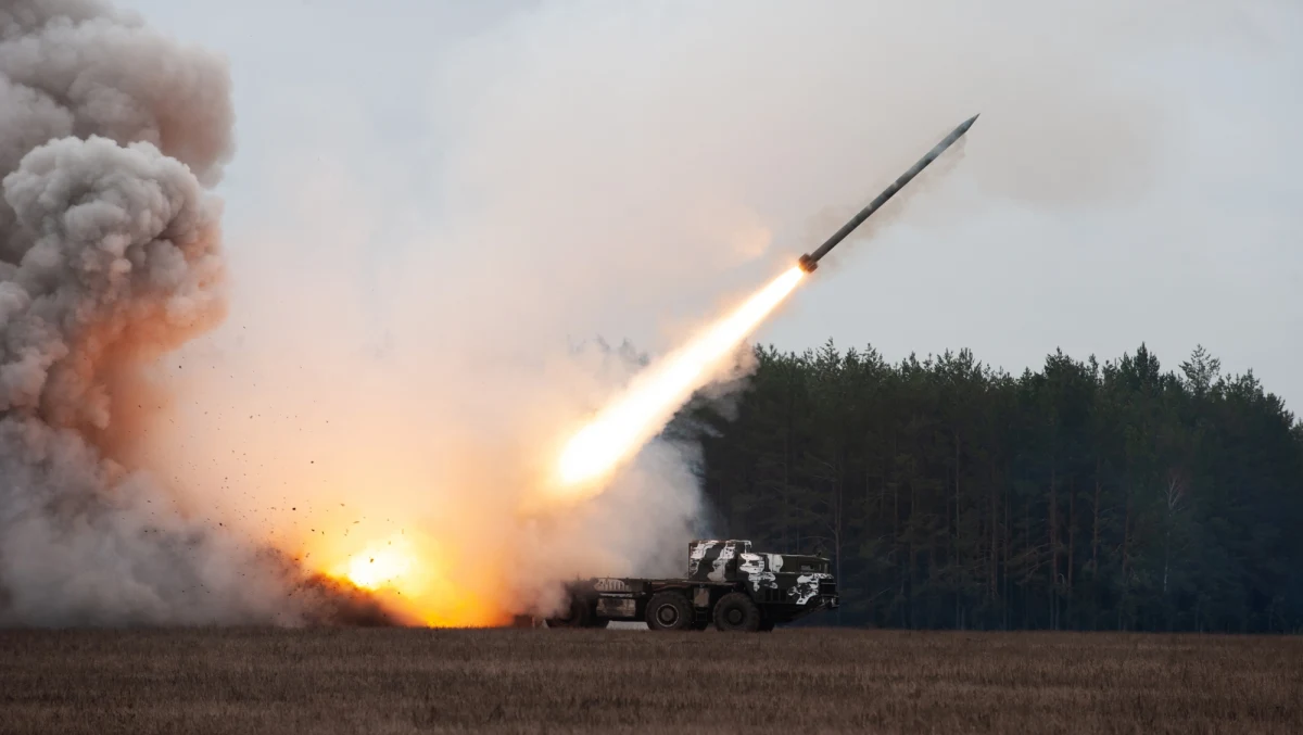 Minionej nocy Rosjanie zaatakowali Ukrainę 278 środkami napadu powietrznego, w tym "pociskiem balistycznym średniego zasięgu" wystrzelonym z poligonu Kapustin Jar w obwodzie astrachańskim - poinformowały Siły Powietrzne Ukrainy. Mowa o Orieszniku, do użycia którego przyznała się rosyjska armia. Pocisk spadł w obwodzie lwowskim, czyli blisko granicy z Polską.