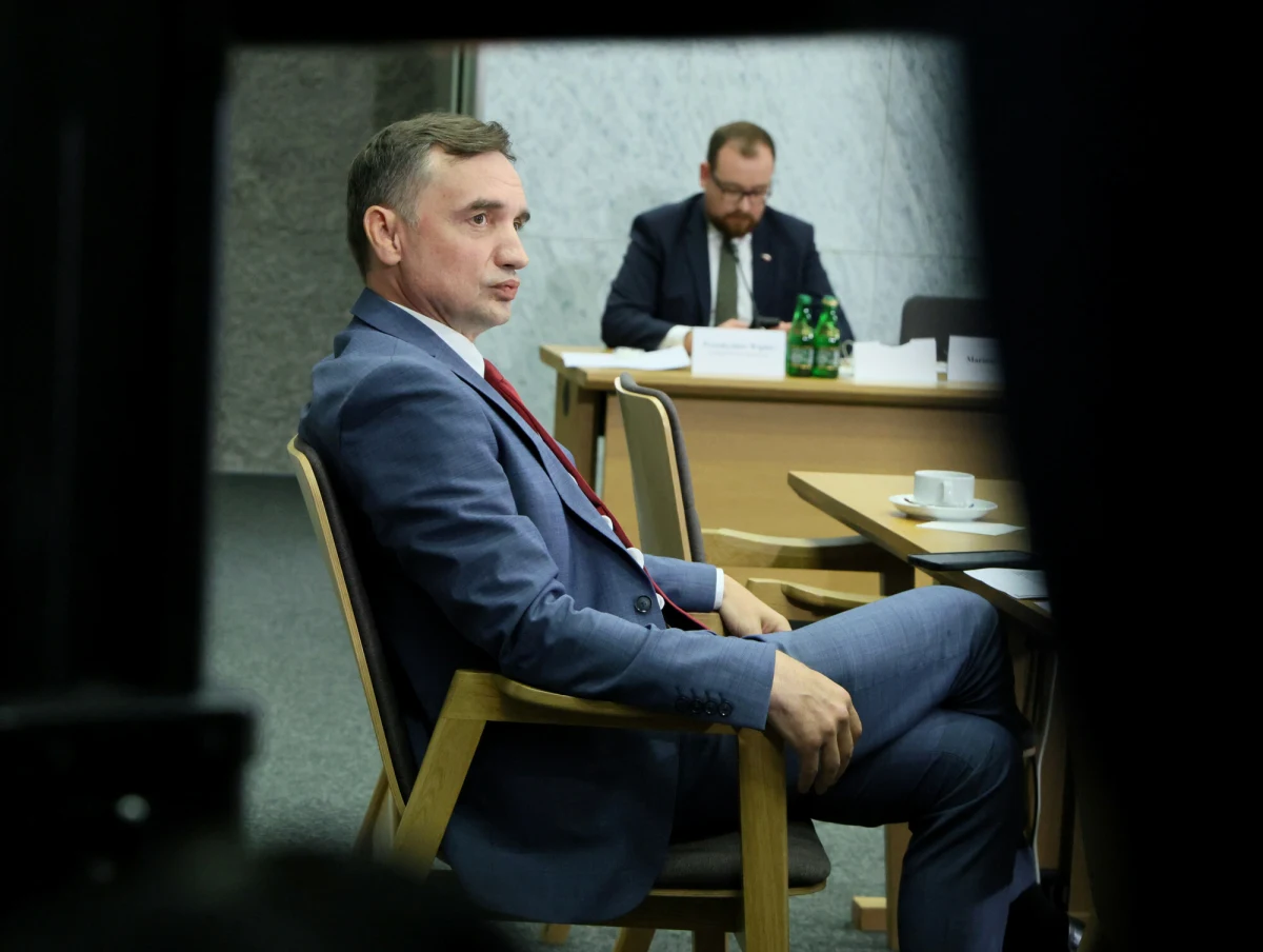 Węgierski rząd udzielił azylu politycznego dwóm obywatelom Polski – poinformował węgierski portal śledczy VSquare. Informacja ta została przekazana delegacjom państw członkowskich Unii Europejskiej tuż przed Bożym Narodzeniem. Władze w Budapeszcie nie ujawniają jednak tożsamości osób, które otrzymały ochronę.