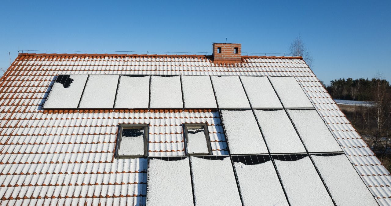 Śnieg na fotowoltaice. Czy trzeba odśnieżać panele na dachu?