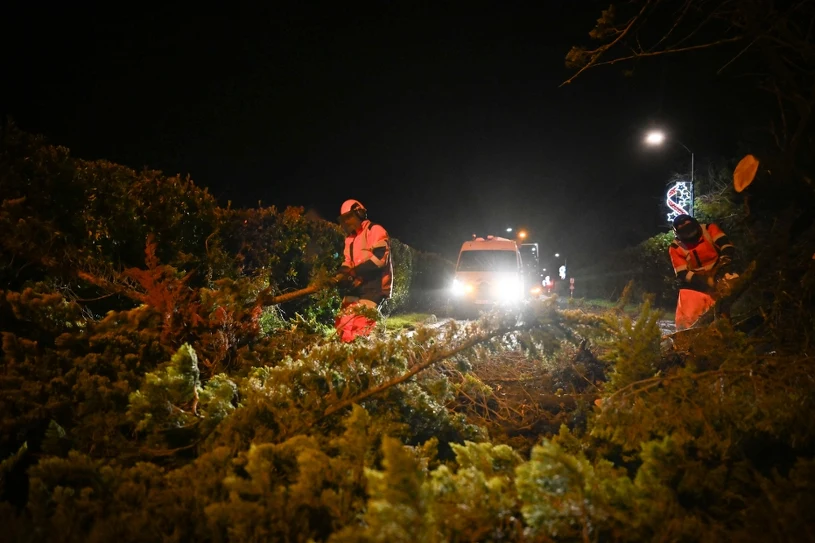 Sztorm Goretti uderza z niszczycielską siłą. Tysiące ludzi bez prądu