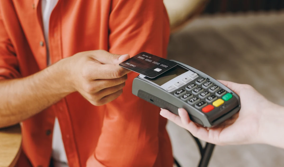 Gotówka w niektórych krajach Europy zaczęła już znikać z codziennego użycia, teraz ten sam los czeka fizyczne karty płatnicze. Według najnowszych informacji Mastercard pracuje nad rozwiązaniami, które sprawią, że karty kredytowe i debetowe staną się zbędne jeszcze przed 2030 rokiem.