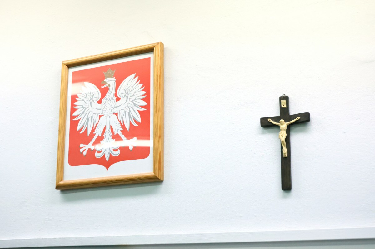 Krzyż w szkolnym koszu na śmieci. Biskupi chcą "zdecydowanych działań"