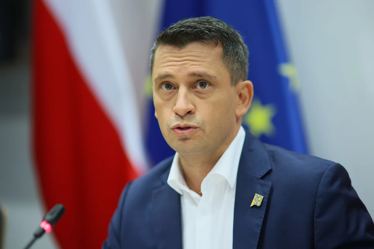 Bartosz Romowicz zrezygnował z walki o stanowisko szefa Polski 2050. Paweł Śliz przyznał w Radiu RMF24, że nie zna powodu wycofania się Romowicza z walki o schedę po Szymonie Hołowni. Zapowiedział, że sam zagłosuje na Katarzynę Pełczyńską-Nałęcz. "Jedynie ona jest w stanie podołać bardzo trudnemu zadaniu wyprowadzenia nas z poziomu 2-3 proc." - tłumaczył przewodniczący klubu poselskiego Polski 2050. 