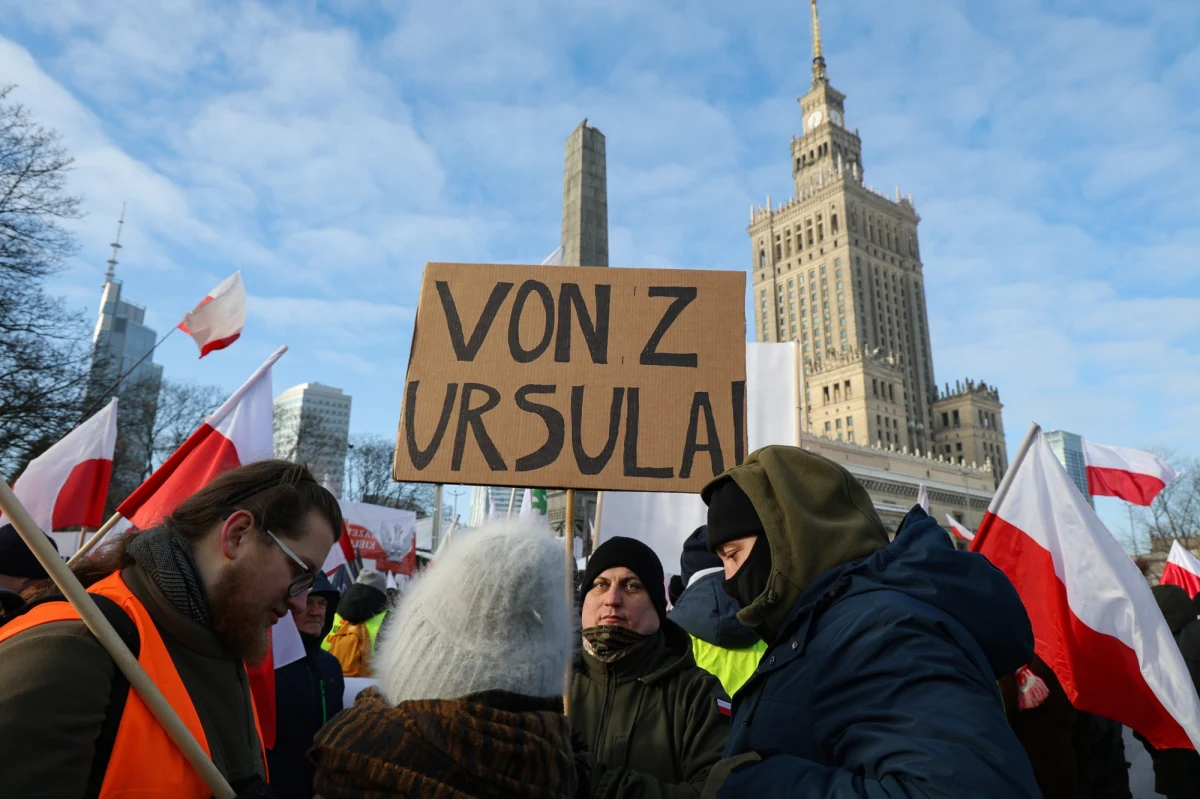 O 11 w Warszawie rozpoczął się protest rolników przeciwko umowie Unii Europejskiej z krajami Mercosur. Zgodnie z planem manifestacja przemaszerowała z Placu Defilad pod Kancelarię Prezesa Rady Ministrów. Rolnikom nie udało się wjechać ciągnikami do Warszawy, choć niektórzy próbowali ominąć blokadę policji.