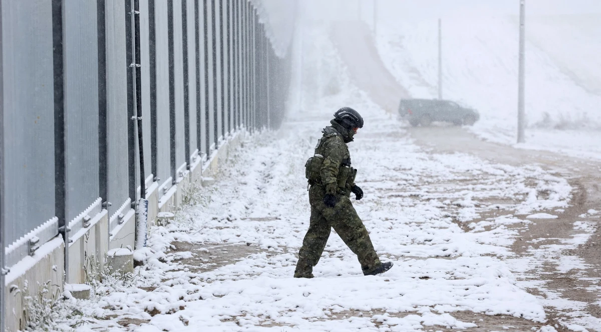Od miesiąca niemal całkowicie ustały próby nielegalnego przekraczania granicy polsko-białoruskiej – poinformował w Sejmie wiceszef MSWiA Czesław Mroczek. Jak podkreślił, to efekt wzmocnienia ochrony granicy, a skuteczność w powstrzymywaniu nielegalnej migracji sięga obecnie 98 procent.