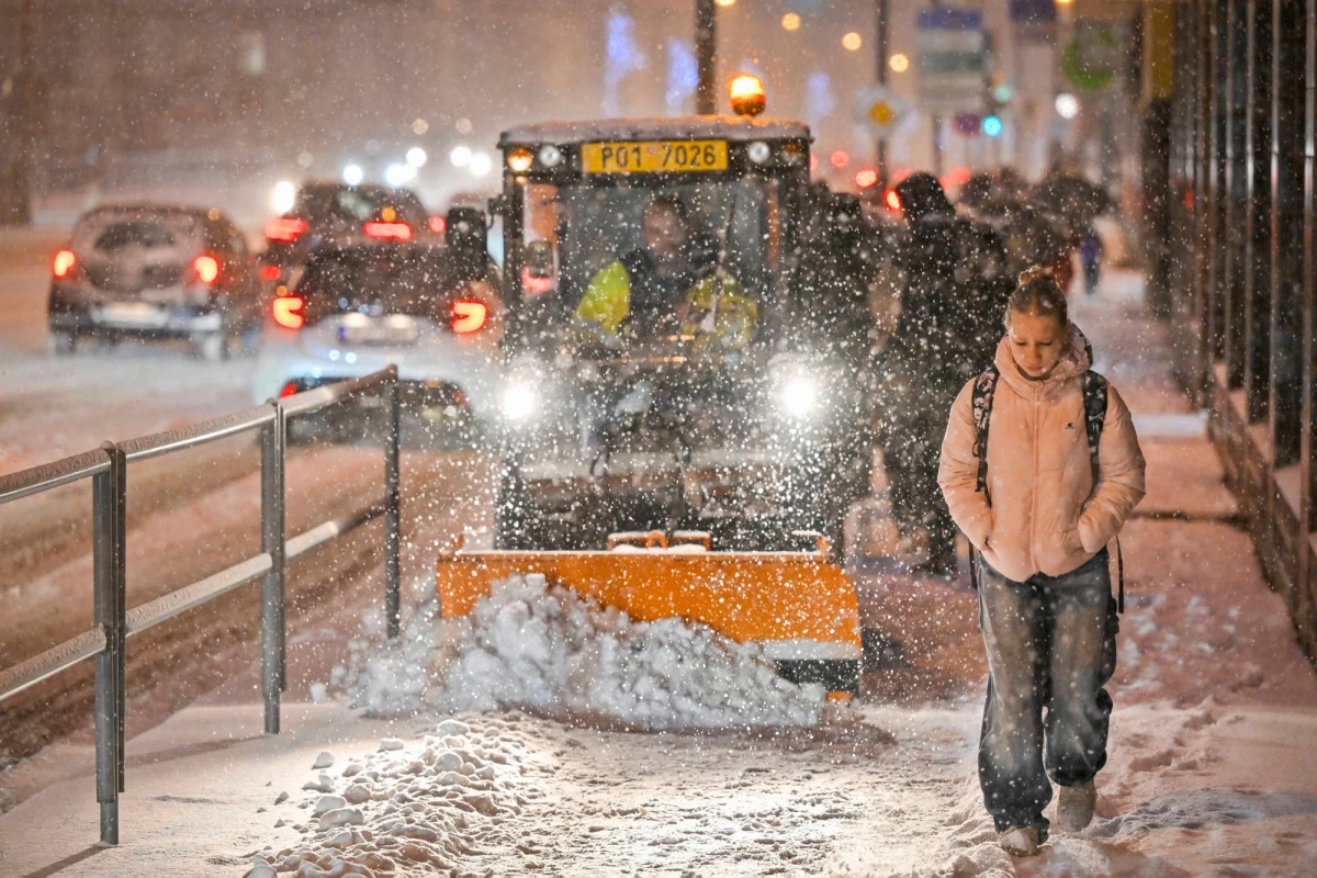 Zimowy armagedon na zachodzie Czech! Intensywne opady śniegu i seria wypadków drogowych sparaliżowały główne autostrady oraz drogi prowadzące do Polski i Niemiec. Sprawdź, które drogi są zablokowane i jakie są prognozy na najbliższe godziny.