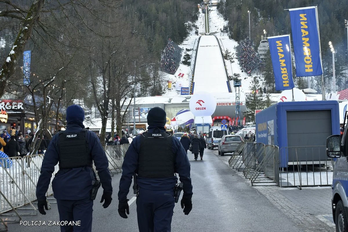 W najbliższy weekend Zakopane stanie się areną sportowych emocji podczas zawodów Pucharu Świata w Skokach Narciarskich. Organizatorzy i służby zapowiadają jednak szereg utrudnień w ruchu drogowym oraz wzmożone kontrole. Sprawdź, które ulice zostaną zamknięte i na co muszą przygotować się mieszkańcy oraz turyści.