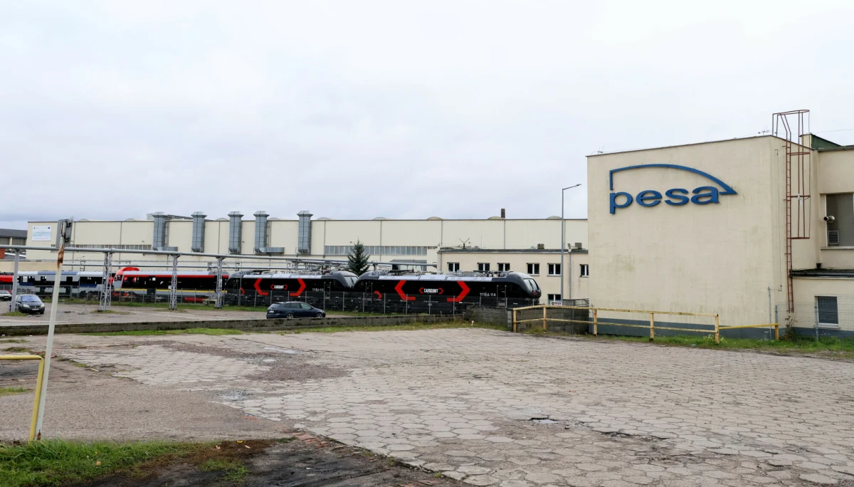 Pesa Bydgoszcz - największy polski producent taboru szynowego - poinformowała o zawarciu umowy inwestycyjnej dotyczącej objęcia 100 procent akcji niemieckiego producenta tramwajów HeiterBlick z Lipska. Finalizacja transakcji planowana jest na pierwszy kwartał 2026 roku. To wydarzenie może znacząco wzmocnić pozycję Pesy na europejskim rynku pojazdów szynowych i otworzyć przed polską firmą zupełnie nowe perspektywy rozwoju.