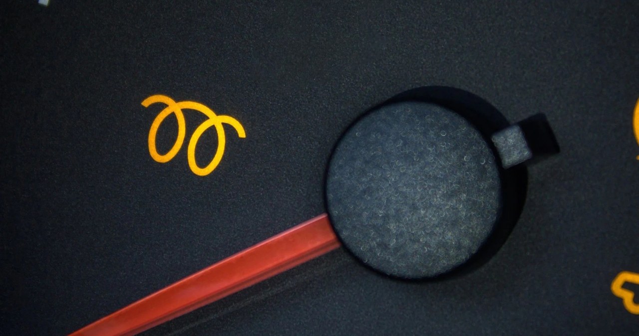 Kierowcy nie patrzą na kontrolkę spiralę. To błąd, który rujnuje silnik