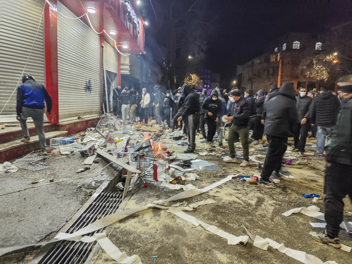 "Jakakolwiek próba siłowej zmiany rządów w Iranie może doprowadzić do bratobójczej walki, która może się wymknąć spod kontroli" - powiedział profesor Przemysław Osiewicz z Wydziału Nauk Politycznych i Dziennikarstwa Uniwersytetu imienia Adama Mickiewicza w Poznaniu, nawiązując do wydarzeń w tym kraju, gdzie na ulicy wyszły tysiące ludzi, domagając się zmian i sprzeciwiając się władzy. Sytuacja w Iranie coraz bardziej się zaostrza, a eksperci ostrzegają przed możliwym chaosem, który może mieć wpływ nie tylko na region, ale i na cały świat. 