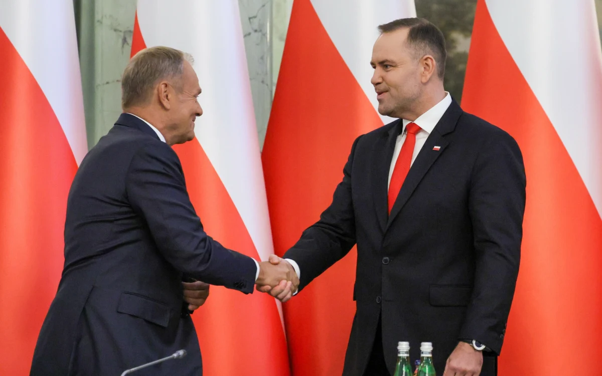 Niespełna godzinę trwało spotkanie prezydenta z premierem. Donald Tusk rozmawiał w Pałacu Prezydenckim z Karolem Nawrockim. Wizyta odbyła się w formule "w cztery oczy" i miała dotyczyć przede wszystkim kwestii bezpieczeństwa, w tym pokoju w Ukrainie. Szef rządu wyraził zaniepokojenie sytuacją Grenlandii, ale podkreślił wagę relacji polsko-amerykańskich.