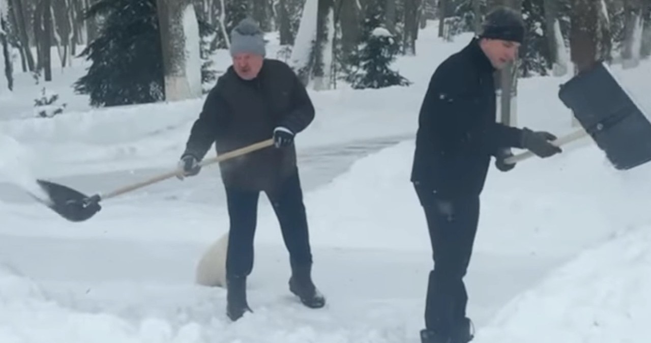 Atak zimy na Białorusi. Łukaszenka osobiście chwycił za łopatę