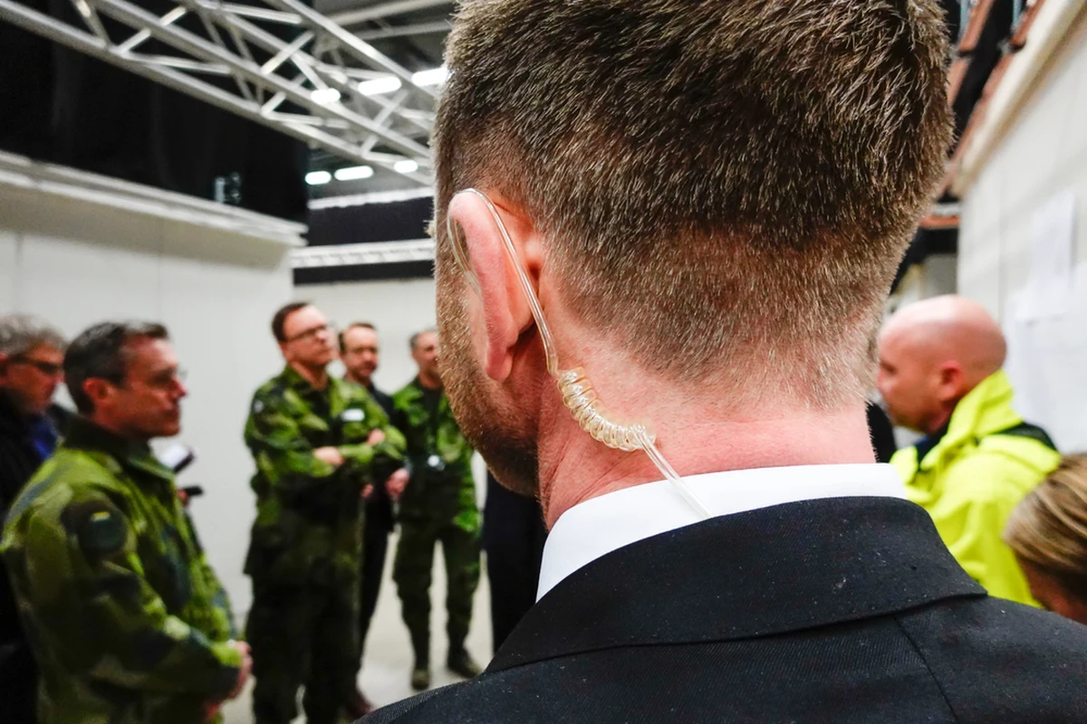 35-letni mężczyzna, były pracownik Försvarsmakten, czyli sił zbrojnych Szwecji, został aresztowany przez służby pod zarzutem szpiegostwa na rzecz Rosji. Według prokuratury, podejrzany miał dopuścić się przestępstw na przestrzeni co najmniej ostatniego roku. Mężczyzna nie przyznaje się do winy.