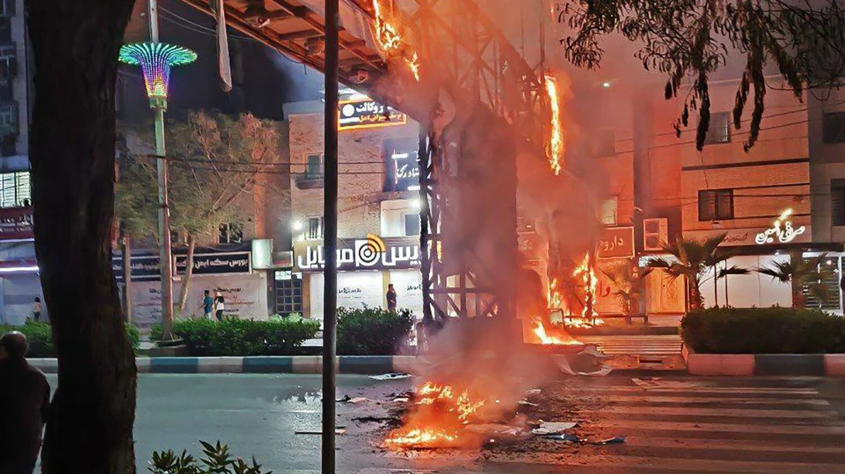 O natychmiastowe opuszczenie Iranu zaapelował do przebywających tam Polaków resort spraw zagranicznych. Ministerstwo odradza również wszelkie podróże do tego kraju, uzasadniając to tamtejszą niestabilną sytuacją wewnętrzną. W Iranie protesty wybuchły 28 grudnia i zginęły w nich dotąd co najmniej 62 osoby - przekazała agencja Associated Press, powołując się na lokalnych aktywistów.