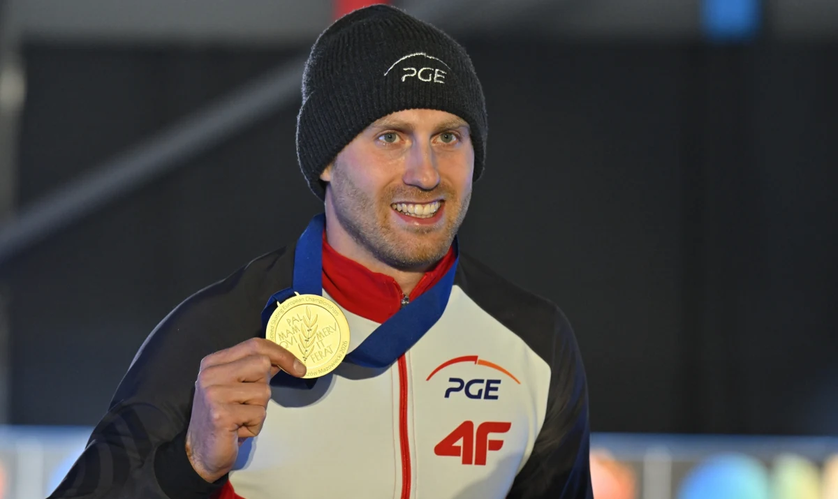 Damian Żurek zdobył złoty medal mistrzostw Europy w łyżwiarstwie szybkim na dystansie 1000 metrów. To już drugi medal dla Polski podczas zawodów rozgrywanych w Tomaszowie Mazowieckim. Wcześniej triumfowała drużyna sprinterek.