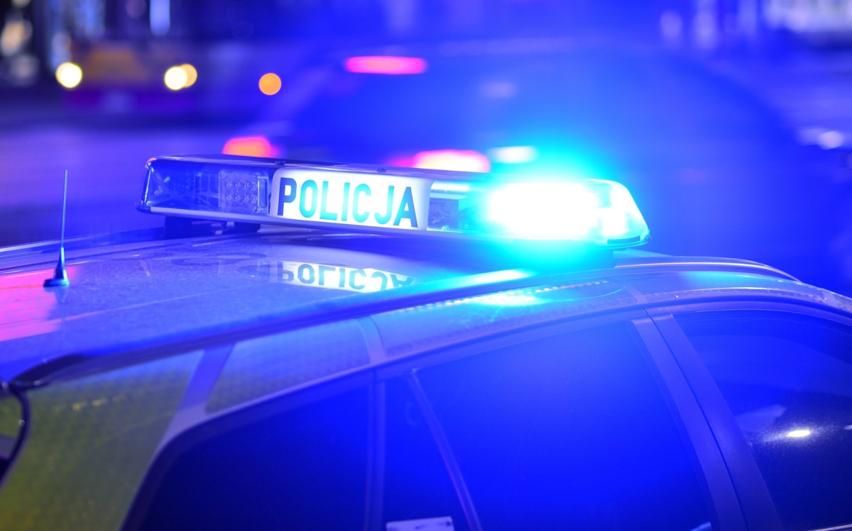 Sześć osób rannych, w tym policjanci. Pościg i dachowanie