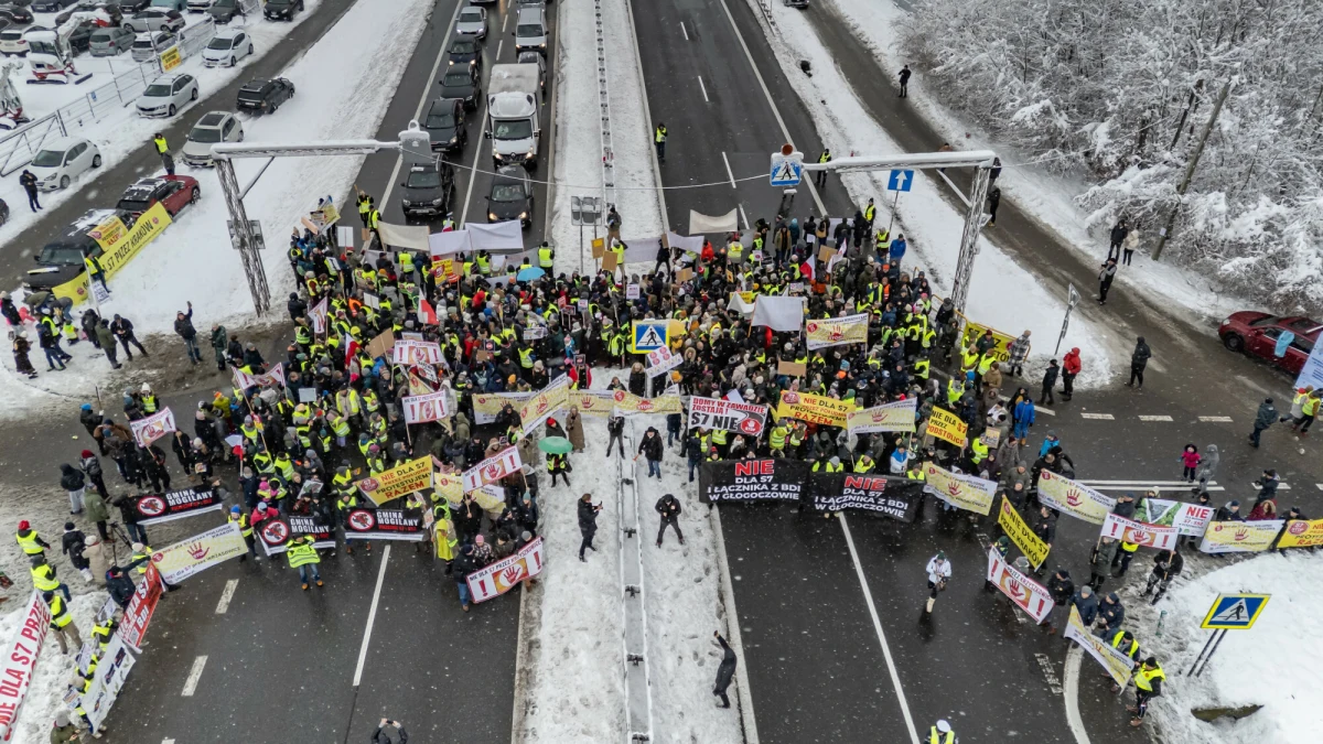 Kierowcy jadący w sobotę do Zakopanego, w tym kibice zmierzający na zawody Pucharu Świata w skokach narciarskich, napotkali na utrudnienia na zakopiance, czyli trasie S7. W Głogoczowie protestowali mieszkańcy. Policja zalecała korzystanie z objazdów.