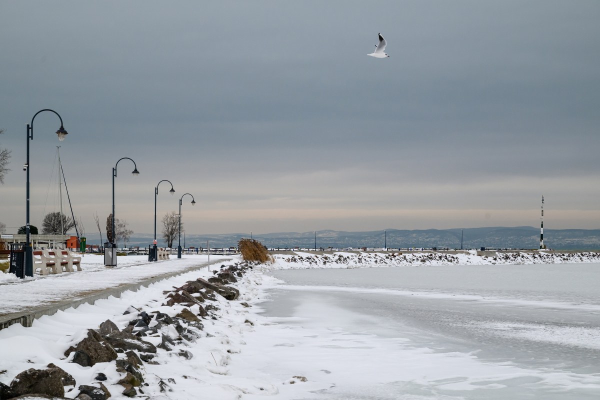 Sroga zima na Węgrzech. Balaton zamarzł po raz pierwszy od lat