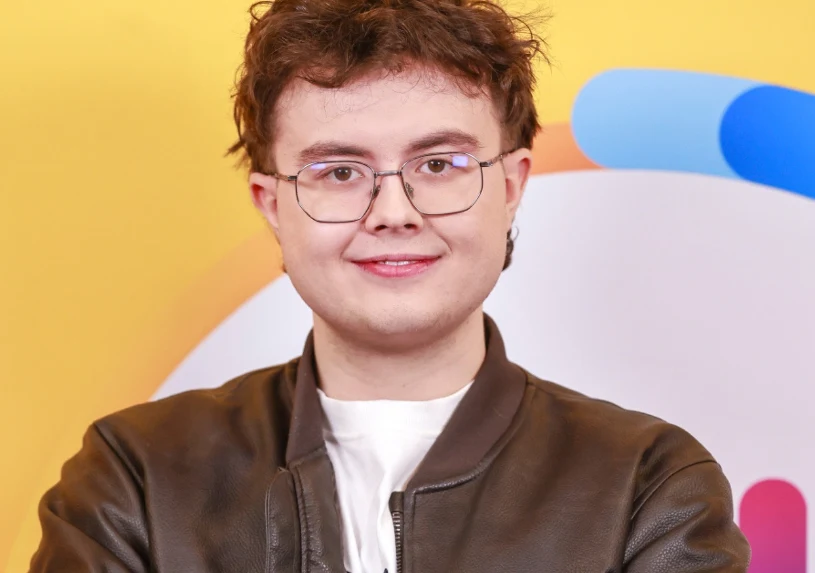 Mateusz Pawłowski nie ma studiów aktorskich. Jego wykształcenie zadziwia