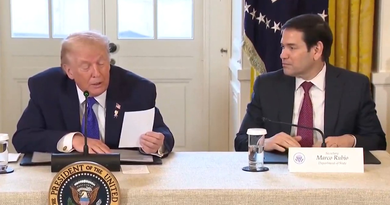 wiadomości,aktualności,Interia Wpadka Trumpa w Białym Domu. Przeczytał na głos prywatną notatkę od Rubio