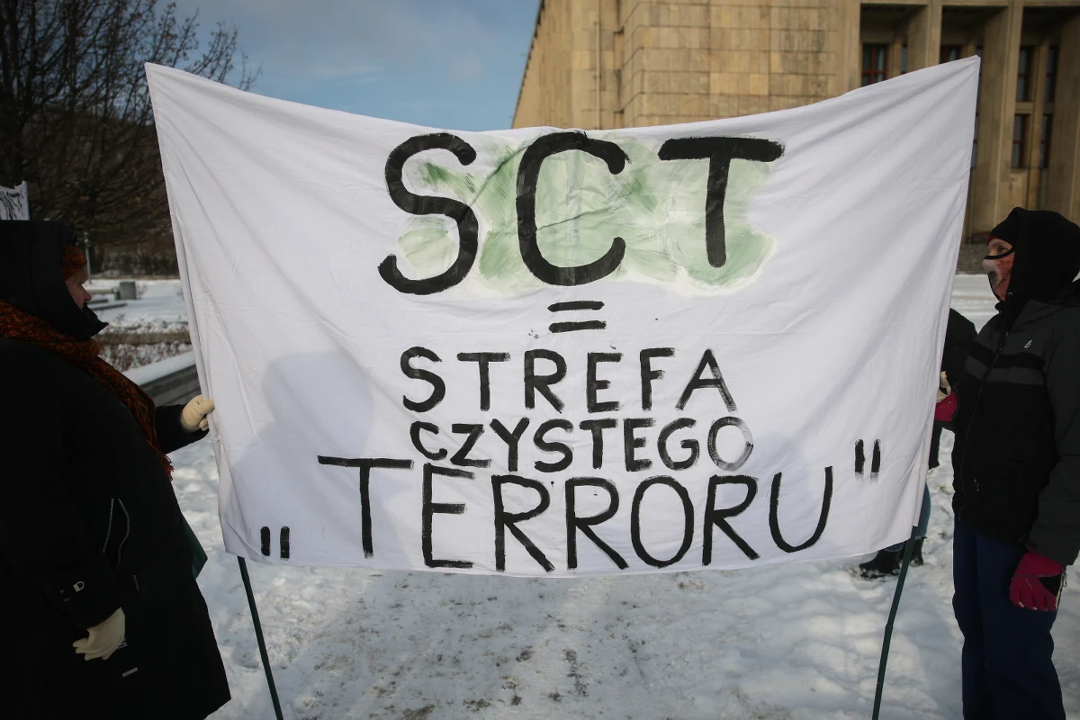 Mróz im niestraszny. W Krakowie w sobotę odbył się podwójny protest przeciwko wprowadzonej od 1 stycznia Strefie Czystego Transportu. Setki osób zgromadziły się w dwóch miejscach miasta.