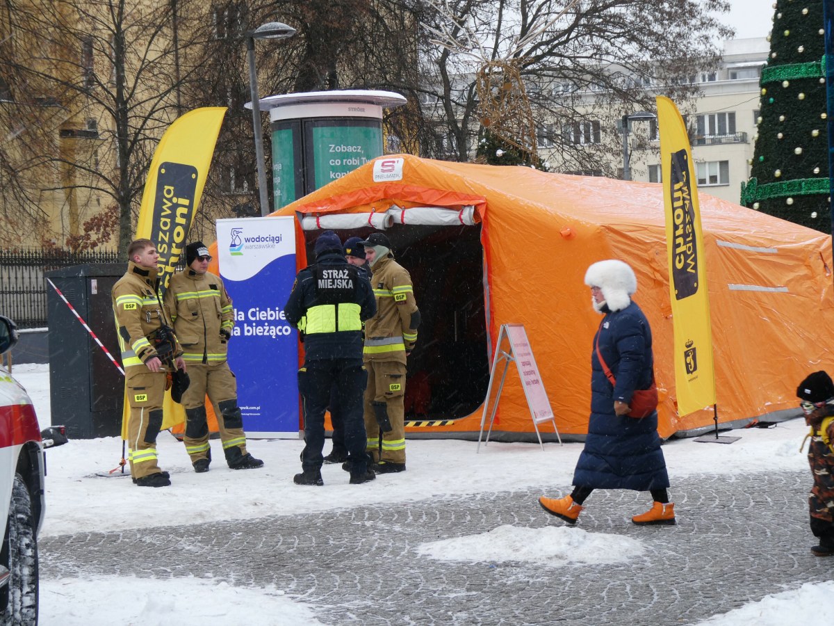 "Ogrzej się". Bezpłatne autobusy grzewcze i namioty z herbatą w stolicy