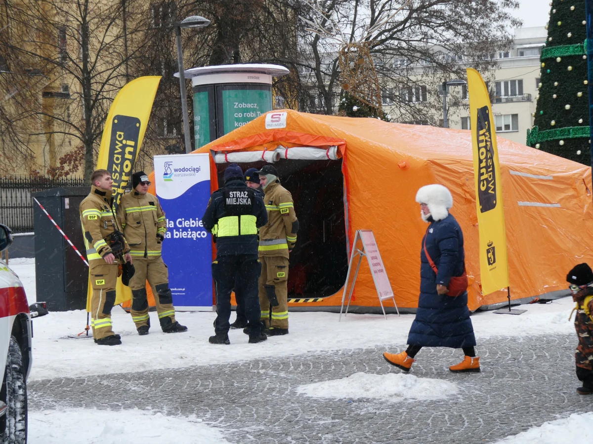 Na ulice Warszawy wyjadą dodatkowe, bezpłatne autobusy grzewcze, które będą dostępne w miejscach o największym natężeniu ruchu - poinformował prezydent stolicy Rafał Trzaskowski. Jak dodał, pojazdy będą jeździły w sobotę od godz. 18.00 przez całą noc, ostatni odjazd z pętli zaplanowano o 9.00.