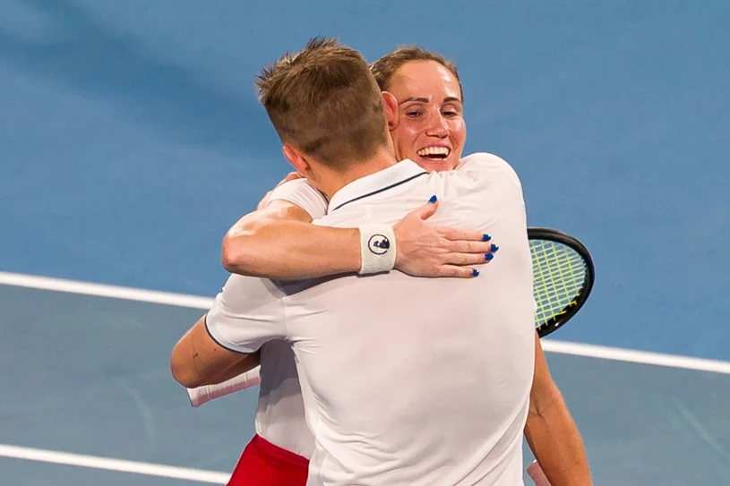 Świątek zmieniona przez Kawę, Gauff pokonana po thrillerze. Polska w finale