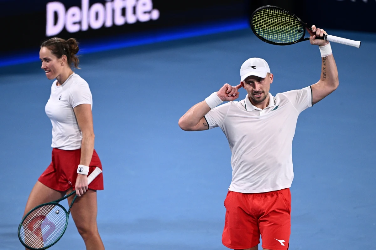 ​Katarzyna Kawa i Jan Zieliński wygrali z Coco Gauff i Christianem Harrisonem w mikście rozstrzygającym półfinałowy mecz Polski z USA w tenisowym turnieju United Cup w Sydney. Po spotkaniach singlowych był remis 1:1. Hubert Hurkacz wygrał z Taylorem Fritzem 7:6 (7-1), 7:6 (7-2), a Iga Świątek przegrała z Coco Gauff 4:6, 2:6.