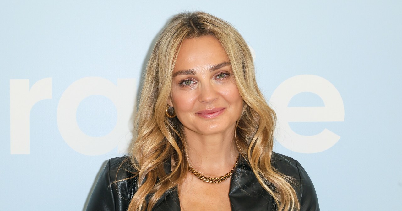 Socha cieszy się wakacjami i zachwyca figurą modelki. Nogi do nieba