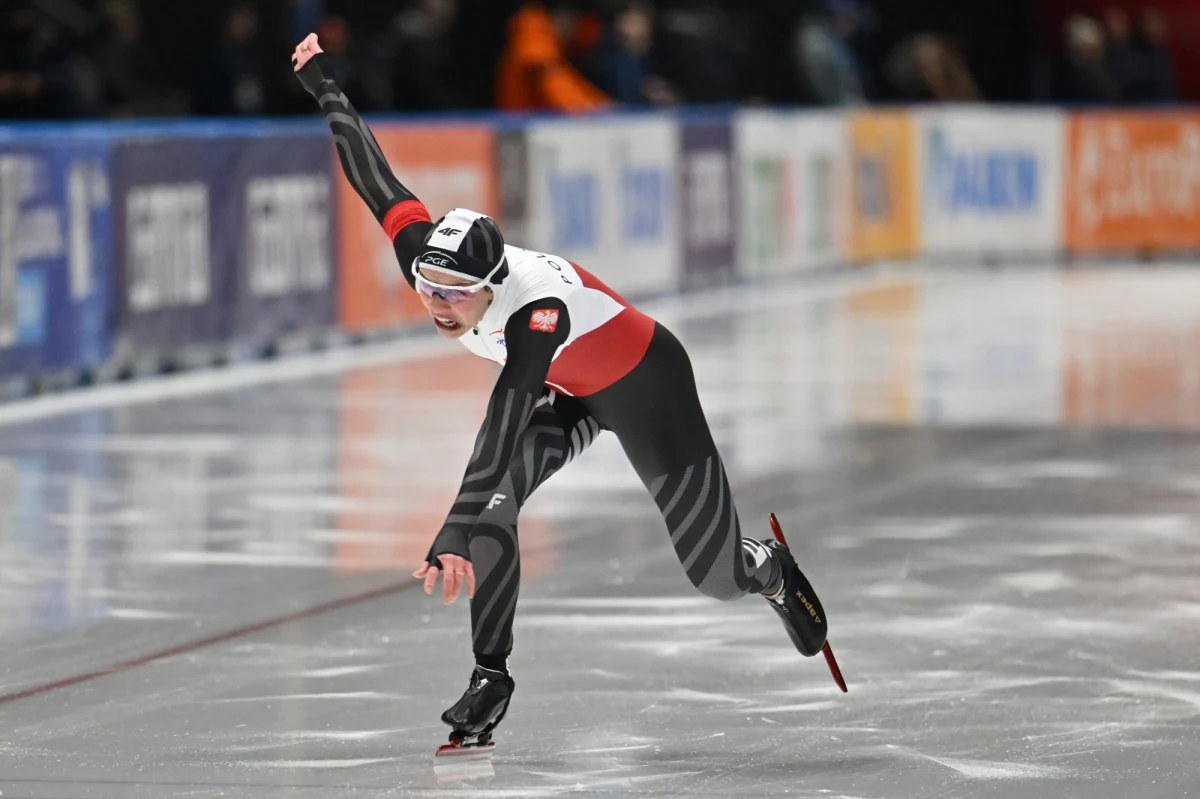 Kaja Ziomek-Nogal zdobyła w sobotę tytuł mistrzyni Europy w łyżwiarstwie szybkim na dystansie 500 m. Srebrny medal wywalczyła Andżelika Wójcik. Kilkadziesiąt minut później Władimir Semirunnij dorzucił kolejny złoty medal - na dystansie 5000 m. Biało-Czerwoni na zawodach w Tomaszowie Mazowieckim wywalczyli już sześć krążków.
