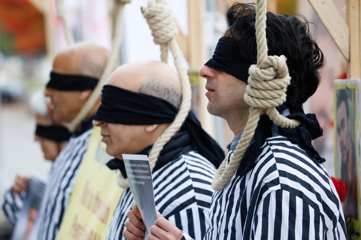 Wszyscy uczestnicy trwających w kraju protestów zostaną uznani za "wrogów Boga", co grozi karą śmierci – zapowiada irański prokurator generalny Mohammad Mowahedi-Azad. Oświadczenie to padło na antenie państwowej telewizji i zostało przytoczone przez agencję Associated Press.