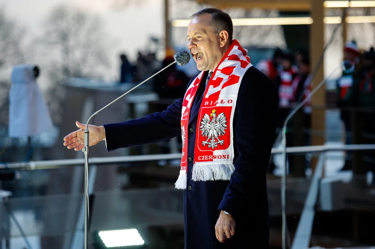 Prezydent Karol Nawrocki wziął udział w XVIII Ogólnopolskiej Patriotycznej Pielgrzymce Kibiców. Podczas spotkania na Jasnej Górze podkreślał, że jest jednym z kibiców. "Udało nam się obronić to hasło, które przywołujemy: Bóg, Honor i Ojczyzna" - mówił do zgromadzonych. Po przemowie prezydenta kibice odpalili race, odśpiewując hymn Polski.