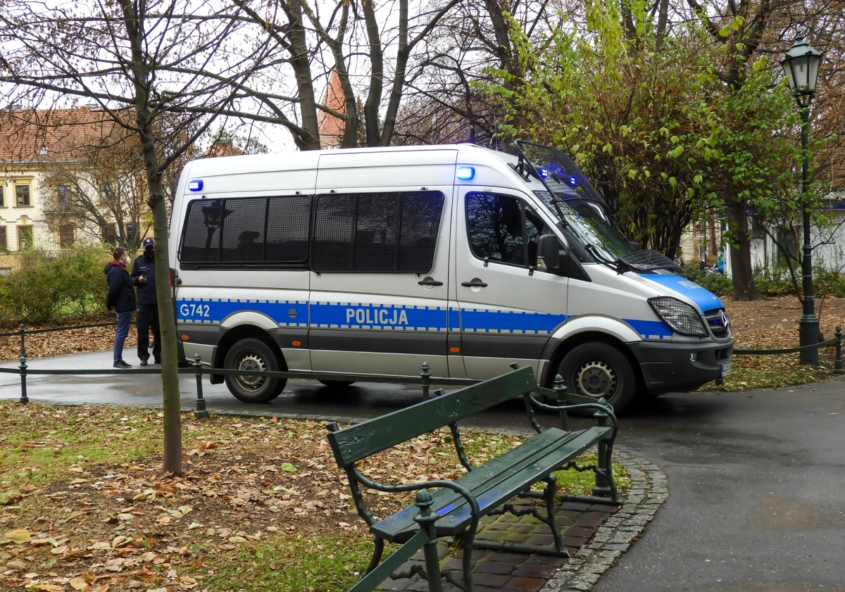 Prezes Urzędu Ochrony Danych Osobowych nałożył karę w wysokości 78 tys. zł na Komendanta Miejskiego Policji w Krakowie za publikację danych kobiety, którą w 2023 r. policja próbowała namówić do ujawnienia, kto pomógł jej w dokonaniu aborcji. Policja - wg UODO - naruszyła prywatność kobiety, publikując w komunikacie prasowym zbyt szczegółowe dane, w tym informacje o jej zdrowiu, przebiegu leczenia i przyjmowanych środkach medycznych.  