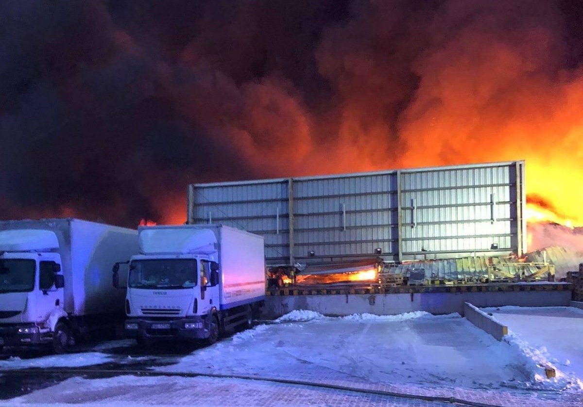 Wielki pożar hali magazynowej pod Poznaniem