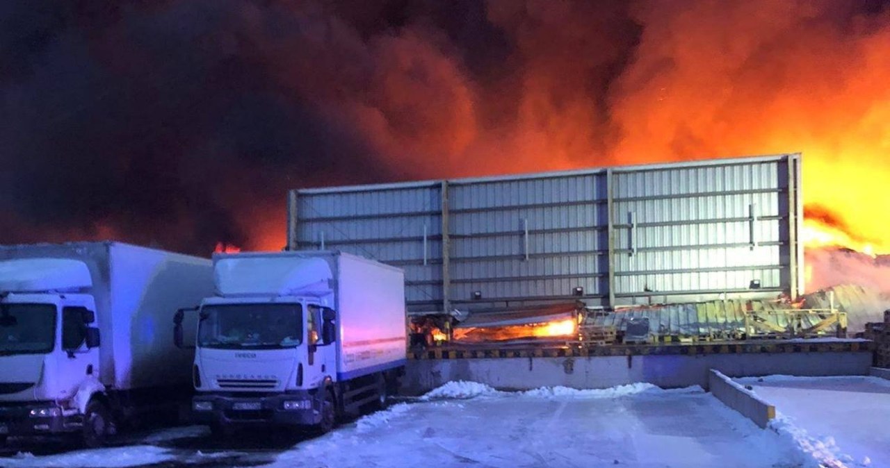 Tarnowo Podgórne. Wielki pożar hali magazynowej. Kilkadziesiąt zastępów straży Tarnowo Podgórne. Wielki pożar hali magazynowej. Kilkadziesiąt zastępów straży