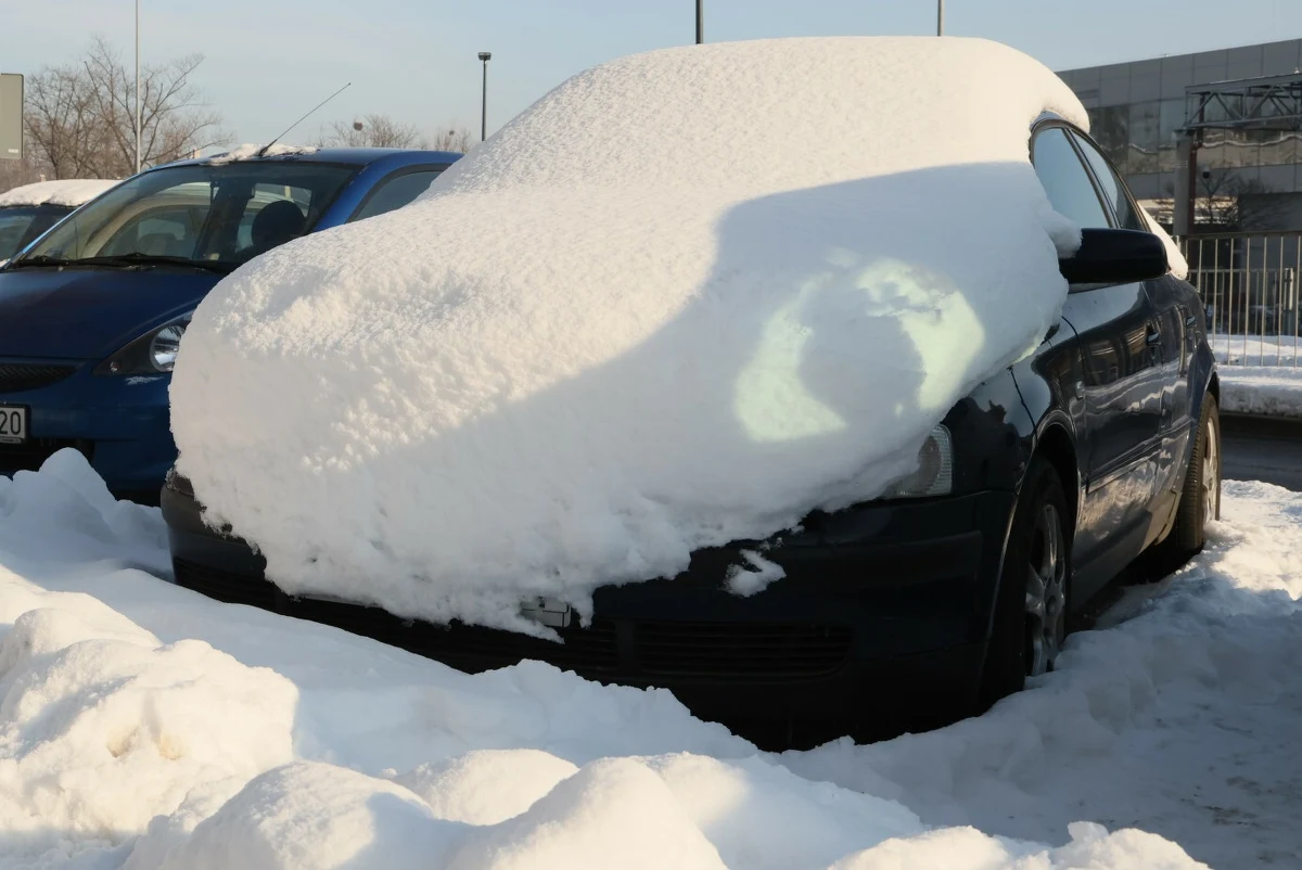 W Polsce zima w pełni. Są nowe alerty IMGW pierwszego stopnia przed intensywnym śniegiem i zamieciami dla czterech województw. W mocy pozostają również ostrzeżenia II stopnia dla północnego i południowego krańca Polski, gdzie przewiduje się przyrost pokrywy śnieżnej do 50 cm. Wciąż jest bardzo mroźno.