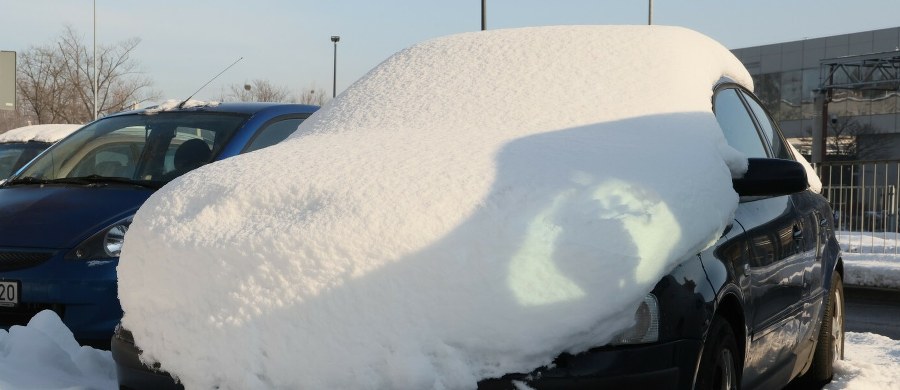 W Polsce zima w pełni. Są nowe alerty IMGW pierwszego stopnia przed intensywnym śniegiem i zamieciami dla czterech województw. W mocy pozostają również ostrzeżenia II stopnia dla północnego i południowego krańca Polski, gdzie przewiduje się przyrost pokrywy śnieżnej do 50 cm. Wciąż jest bardzo mroźno.