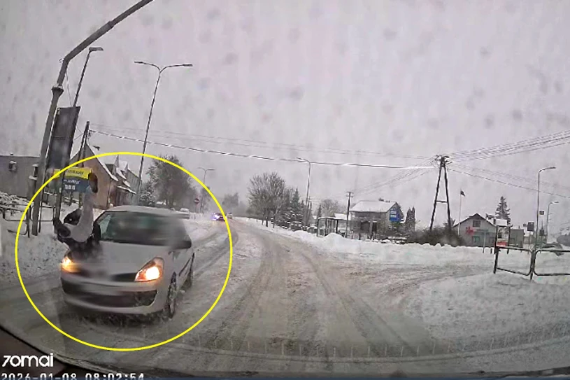 Dramatyczne potrącenie na zasypanym przejściu. Wszystko nagrała kamera