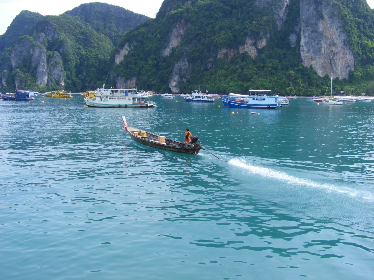 Jedna osoba zmarła, a ponad dwadzieścia zostało rannych w wyniku zderzenia turystycznej motorówki z kutrem rybackim w pobliżu wyspy Koh Khai-Koh Phi Phi w prowincji Krabi w Tajlandii. Na pokładzie statku znajdowało się 55 osób, w tym załoga licząca trzy osoby. 