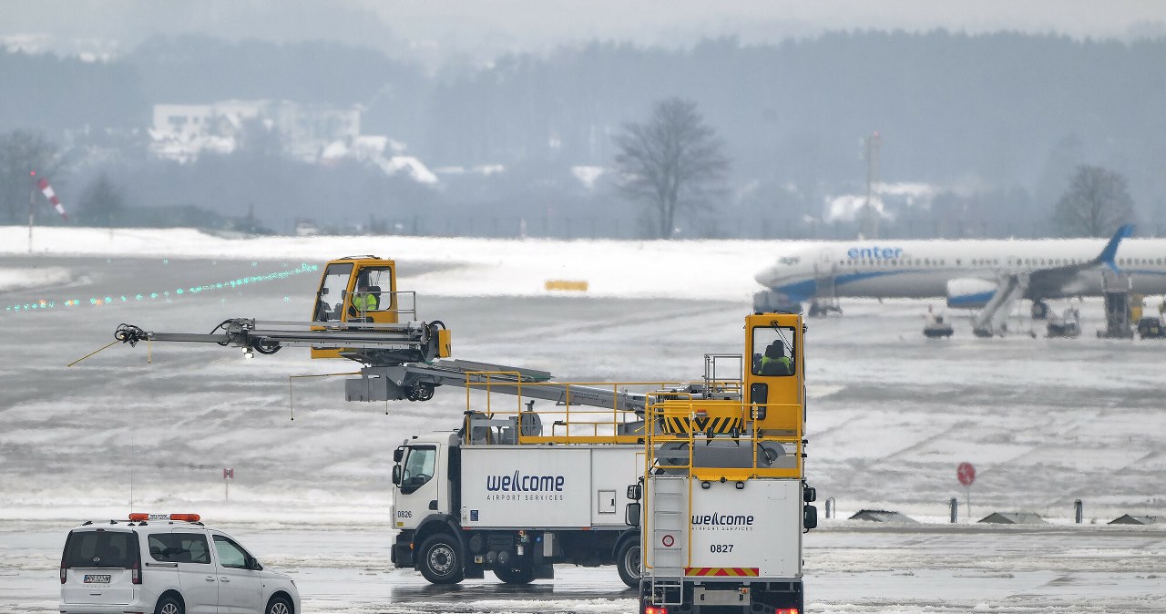 Gdańsk. Atak zimy paraliżuje lotnisko. Odwołane i opóźnione loty Gdańsk. Atak zimy paraliżuje lotnisko. Odwołane i opóźnione loty