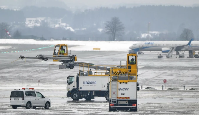 Północ Polski walczy ze śniegiem. Zima utrudnia pracę lotniska