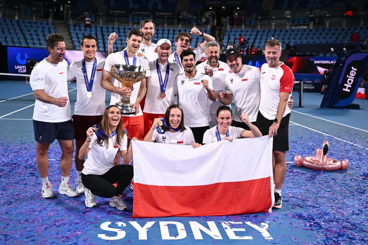 Katarzyna Kawa i Jan Zieliński przypieczętowali triumf Polski w tenisowym United Cup w Australii! Biało-Czerwoni wygrali 6:4, 6:3 w decydującym starciu finału ze Szwajcarami Belindą Bencic i Jakubem Paulem. Wcześniej swój mecz wygrał Hubert Hurkacz, a Iga Świątek uległa rywalce. Polska pokonała Szwajcarię 2:1.