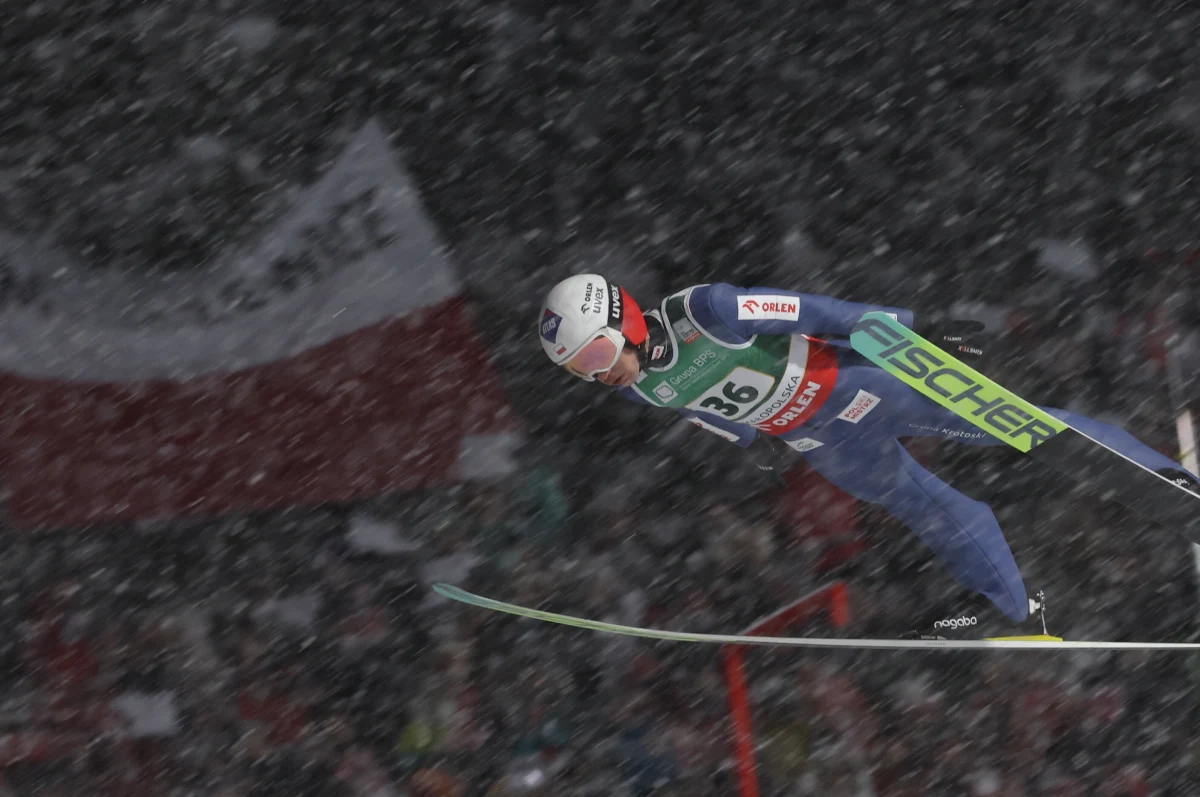 Kamilowi Stochowi nie udało się awansować do drugiej serii konkursu Pucharu Świata w skokach narciarskich na Wielkiej Krokwi w Zakopanem. To jego pożegnanie z tą skocznią. Po sezonie utytułowany zawodnik kończy karierę. Zawody wygrał Anze Lanisek.