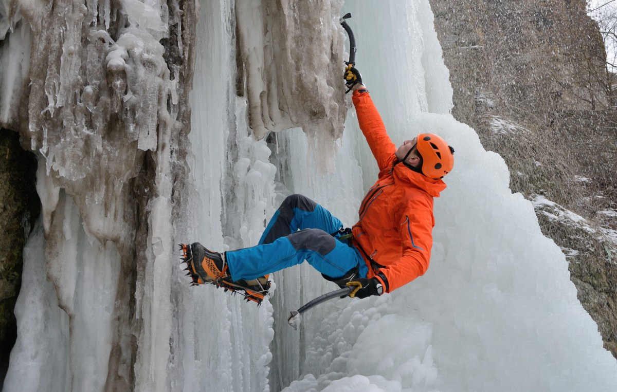 Taka atrakcja zdarza się tylko przy silnych mrozach. W Kielcach powstaje lodospad