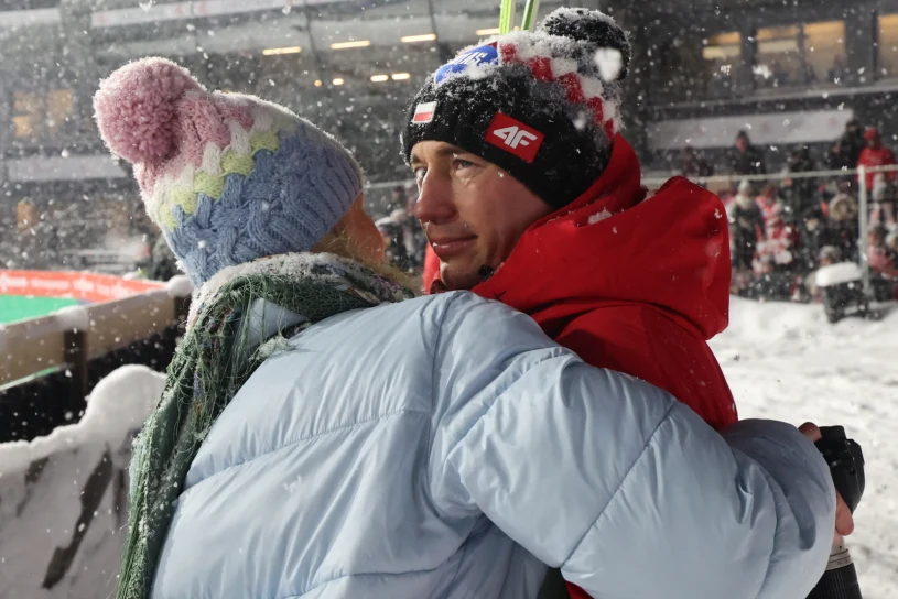 Stoch płakał po ostatnim skoku, wpadł w ramiona żony. Wzruszające chwile