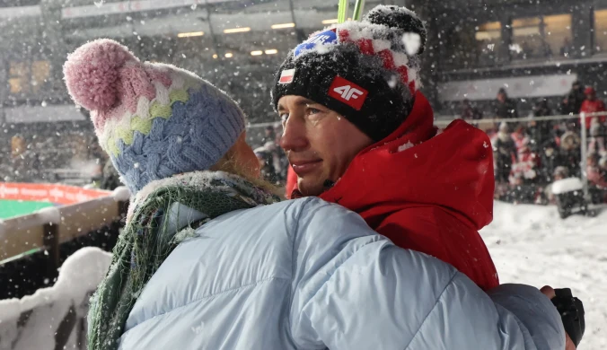 Stoch płakał po ostatnim skoku, wpadł w ramiona żony. Wzruszające chwile
